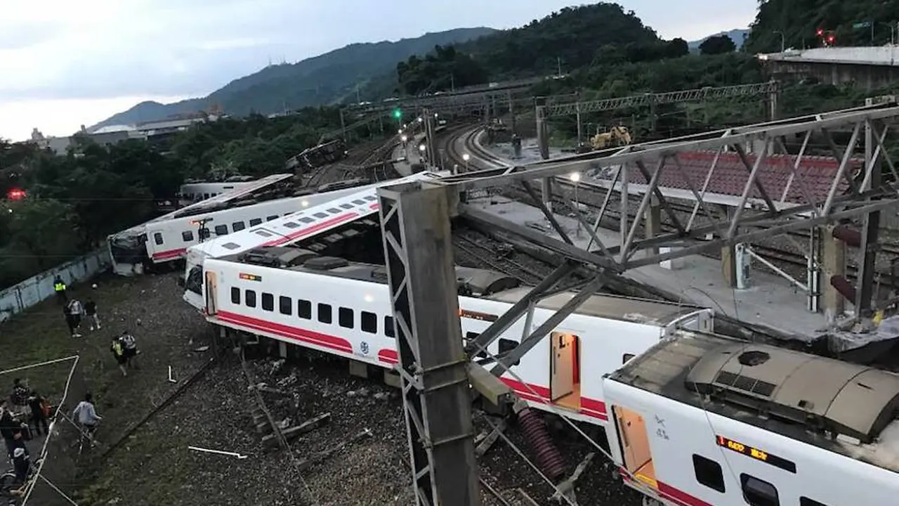 Kereta anjlok di Taiwan, 18 orang tewas, dan lebih dari 180 orang terluka (AFP)