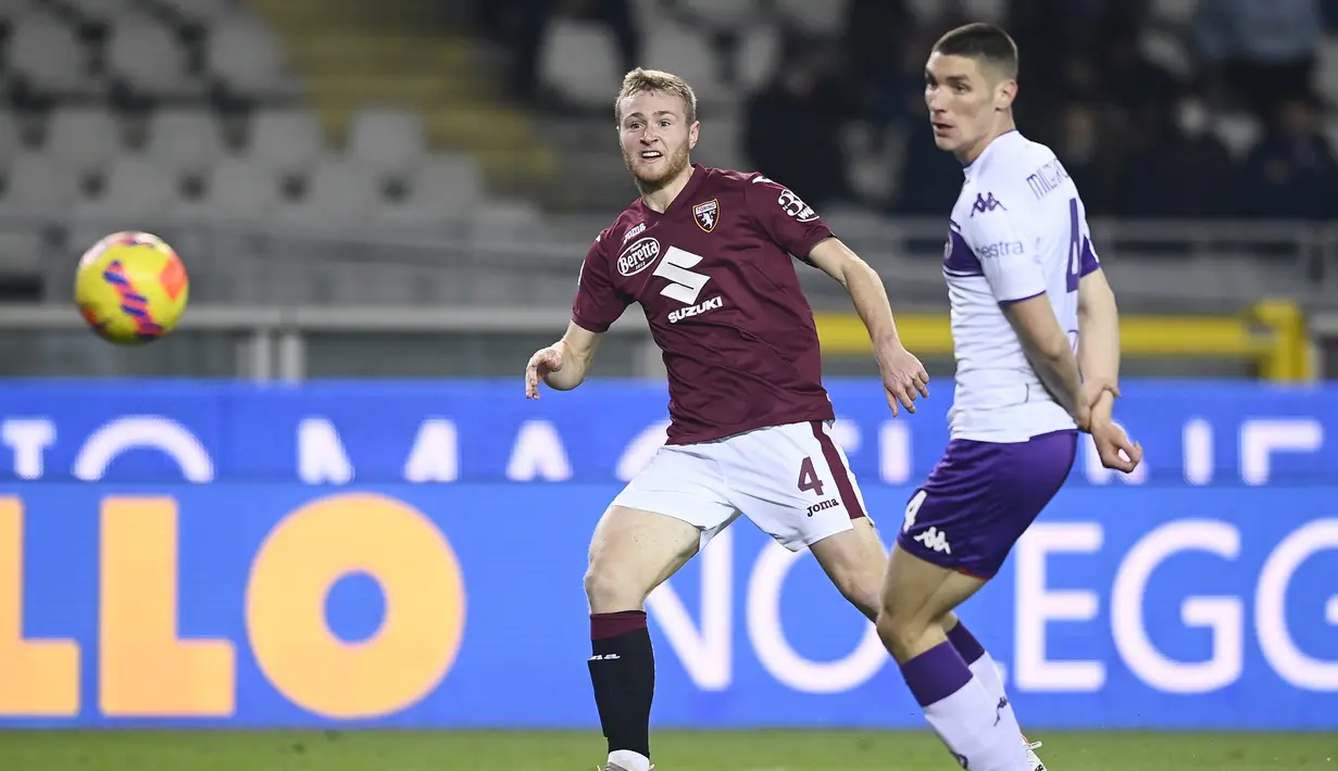 Gelandang Torino, Tommaso Pobega menembak bola dari kawalan bek Fiorentina, Nikola Milenkovic selama pertandingan lanjutan Liga Serie A Italia di stadion Olimpiade di Turin, Italia, Selasa (11/1/2022). Torino menang  atas Fiorentina 4-0. (Fabio Ferrari/LaPresse via AP)