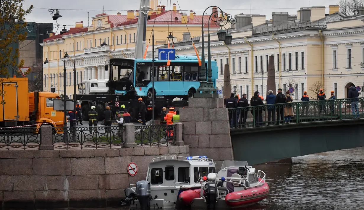 Enam orang yang berada di dalam bus berhasil keluar dari air dengan sendirinya. (Olga MALTSEVA / AFP)