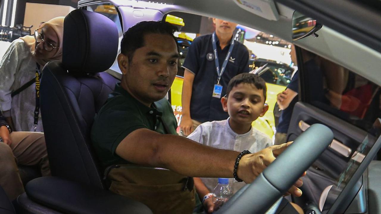 GIIAS 2024 diikuti lebih dari 55 merek otomotif global, terdiri 30 merek kendaraan penumpang, 5 merek kendaraan komersil dan 20 merek sepeda motor dari produsen anggota Gaikindo. Foto: Liputan6.com/Angga Yuniar