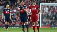 Xabi Alonso dan Steven Gerrard bereuni dalam laga amal di Anfield. (doc. Liverpool)