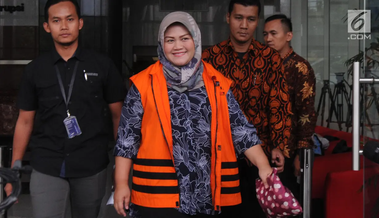 Bupati nonaktif Bekasi Neneng Hasanah Yasin meninggalkan Gedung KPK setelah menjalani pemeriksaan di Jakarta, Rabu (7/11). Neneng diminta mencocokkan suaranya oleh penyidik terkait kasus dugaan suap perizinan proyek Meikarta. (Merdeka.com/Dwi Narwoko)