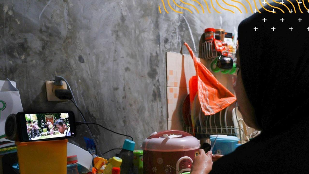 7 Potret Emak-Emak Fans Luna Maya Ikut Terharu hingga Menangis saat Saksikan Sang Idola Siraman, Padahal Cuma Nonton di Youtube