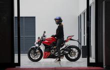 Dikasih Akses Nonton dari Dekat, 8 Foto Natasha Ryder Saat Nonton MotoGP di Sirkuit Mandalika
