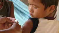 Ilustasi vaksinasi campak di Kamboja. (Sumber Flickr/CDC Global)