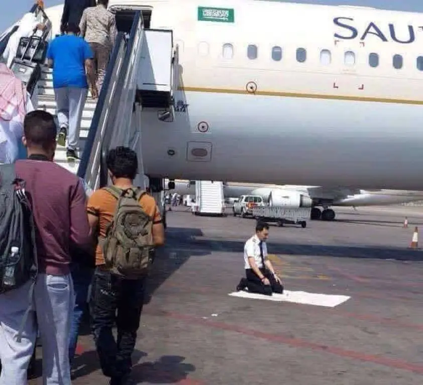 Ibadah di tengah kesibukan. (Sumber foto: facebook.com/travelingyuk)