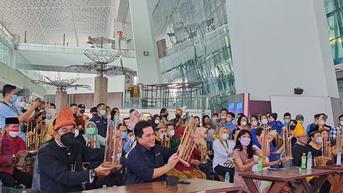 Erick Thohir Main Angklung Bareng Penumpang Pesawat di Bandara Soekarno Hatta