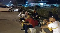 Pemudik tengah beristirahat di bahu tol Cikopo.