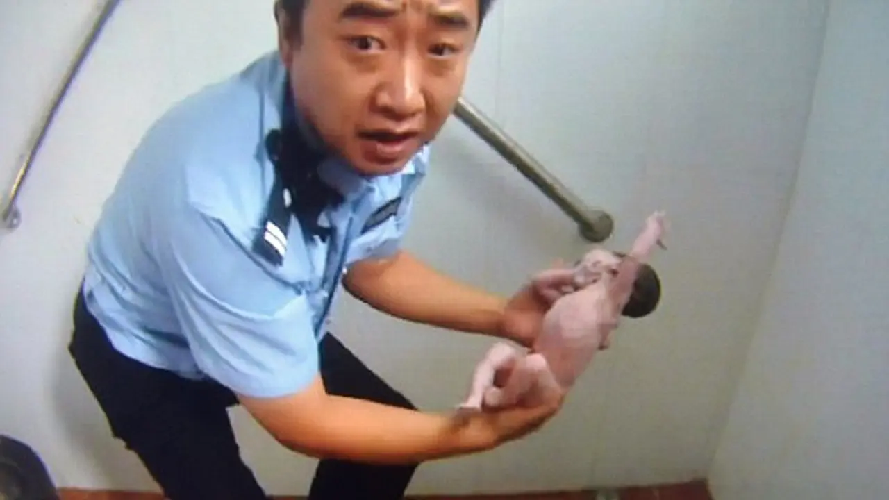 Momen Dramatis Polisi Selamatkan Bayi Tersangkut di Toilet Umum