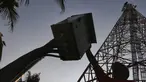 Petugas PT Tower Bersama Infrastructure Tbk (TBIG) melakukan perawatan rutin tower di Kepulauan Seribu, Rabu, 18/9/2019). PT TBIG memiliki 26.713 penyewaan dan 15.344 site telekomunikasi tersebar di seluruh indonesia, ditargetkan akan menambah 3000 penyewaan di tahun 2019. (Liputan6.com/Johan Tallo)