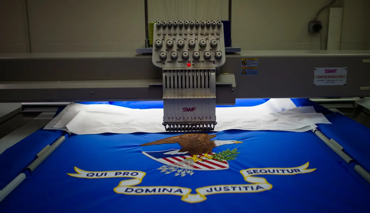 Bendera Departemen Kehakiman Amerika Serikat sedang di bordir di National Capital Flag Company, Alexandria Virginia, AS (10/1). Bendera itu akan digunakan untuk upacara pelantikan presiden baru AS, Donald Trump. (AFP/Andrew Caballero Reynolds)