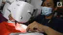 Pekerja menjahit salah satu produk fashion di workshop Torch, di Bandung, Jawa Barat, Sabtu (24/04/2021). Selama pandemi, adaptasi digital dikembangkan karena terbilang efektif dan meraih keuntungan yang melebihi target. (Liputan6.com/Pool)