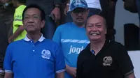 Gubernur DIY, Sri Sultan Hamengkubuwono X (kiri), bersama CEO PSIM, Bambang Susanto, setelah Trofeo Hamengkubuwono X 2019. (Bola.com/Vincentius Atmaja)