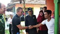 Matt Damon saat berkunjung ke rumah pelanggan PDAM bernama Suntoro di Batang, Jawa Tengah, Indonesia untuk melihat dampak kemajuan program organisasi Water.org yang didirikannya. (Water.org)