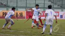 Gelandang Persib U-16, G Ragil  (tengah) berusaha mempertahankan bola di laga uji coba melawan Persib U-16 di Stadion Siliwangi, Bandung, Jumat (27/2/2015). Timnas U16 Indonesia menang 4-2 atas Persib U16. (Liputan6.com/Andrian M Tunay)