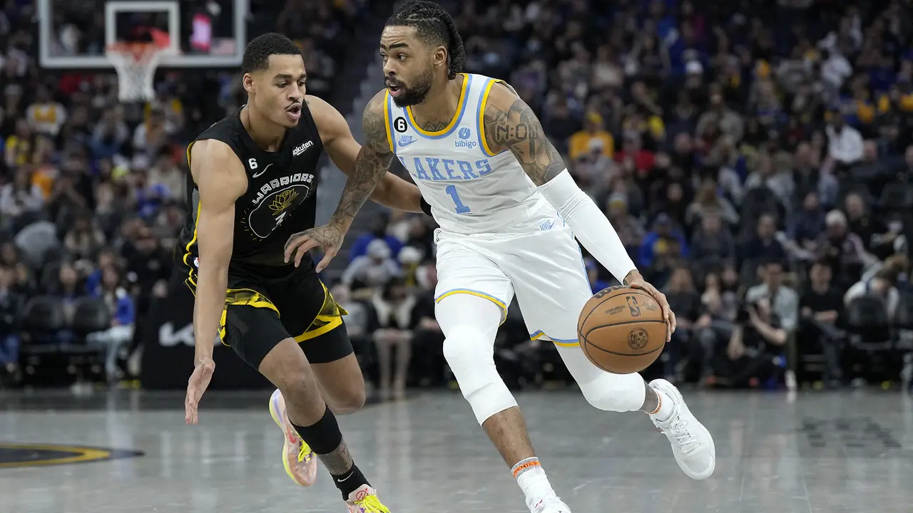 Pemain baru Los Angeles Lakers D'Angelo Russell beraksi di lanjutan NBA 2022/2023