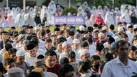 Kepala Kantor Masjid Agung Al-Azhar, Iding, menyatakan belasan ribu jemaah mengikuti sholat Idul Adha pada pagi yang cerah ini. (Liputan6.com/Faizal Fanani)