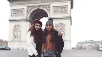 Ashanty dan Aurel Hermansyah saat liburan ke Paris (dok. Instagram @aurelie.hermansyah/https://www.instagram.com/p/BsYIfuMnKOY/Putu Elmira)