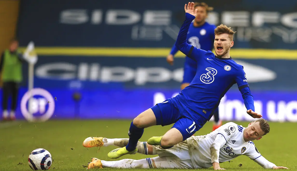 Pemain Chelsea Timo Werner (kiri) ditangani oleh pemain Leeds United Ezgjan Alioski pada pertandingan Liga Inggris di Stadion Elland Road, Leeds, Inggris, Sabtu (13/3/2021). Pertandingan berakhir 0-0. (Lindsey Parnaby/Pool via AP)