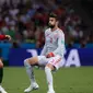 Penyerang Portugal Cristiano Ronaldo berusaha mengontrol bola dari kawalan bek Spanyol Gerard Pique saat bertanding pada grup B Piala Dunia 2018 di Stadion Fisht di Sochi, Rusia (15/6). Portugal dan Spanyol bermain imbang 3-3. (AP Photo/Manu Fernandez)