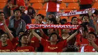 Suporter PSM saat  mendukung timnya melawan PS TNI pada laga Liga 1 2017 di Stadion Pakansari, Bogor (15/5/2017). (Bola.com/Nicklas Hanoatubun)