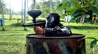 Wisatawan Asal Bondowoso Nurul Yaqin saat bermail paintball di Wisata Pinus Camp (Hermawan Arifianto/Liputan6.com)