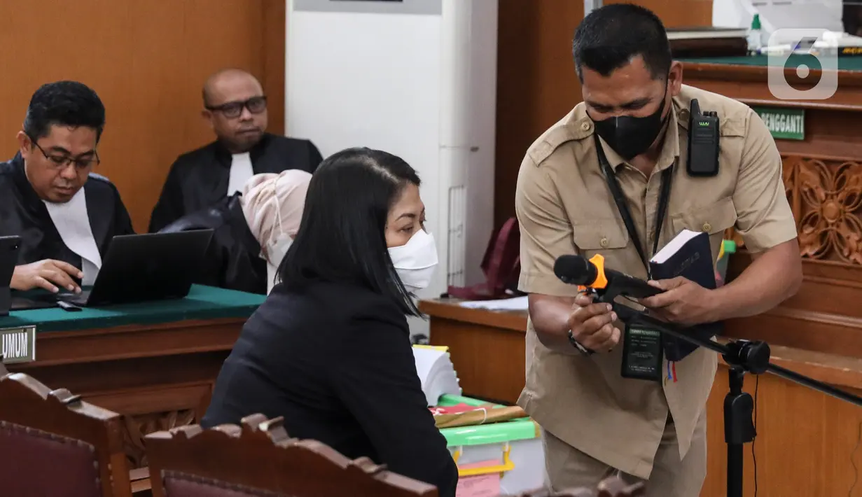 Saksi kasus pembunuhan berencana Brigadir Yosua Hutabarat atau Brigadir J, Putri Chandrawathi bersiap menjalani sidang lanjutan dengan terdakwa Richard Eliezer, Ricky Rizal, dan Kuat Ma'ruf di Pengadilan Negeri Jakarta Selatan, Jakarta, Senin (12/12/2022). Sidang itu beragenda mendengarkan keterangan saksi Putri Chandrawathi yang juga merupakan terdakwa dalam kasus yang sama. (Liputan6.com/Johan Tallo)