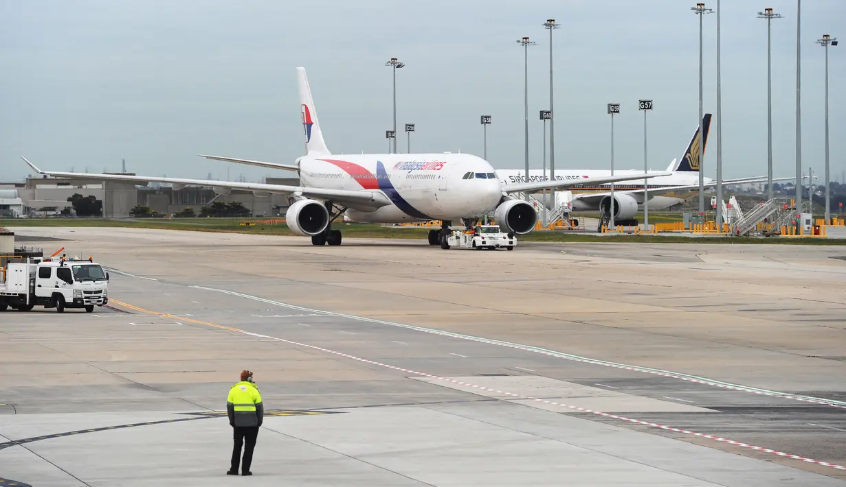 <p>Pesawat yang diyakini sebagai Malaysia Airlines MH128 di Bandara Malbourne, Australia (1/6). Polisi berhasil mengamankan MH128 yang kembali setelah seorang penumpang asal Sri Lanka mengklaim memiliki bom dan memaksa masuk kokpit. (Andrew Leconcelli/AFP)</p>