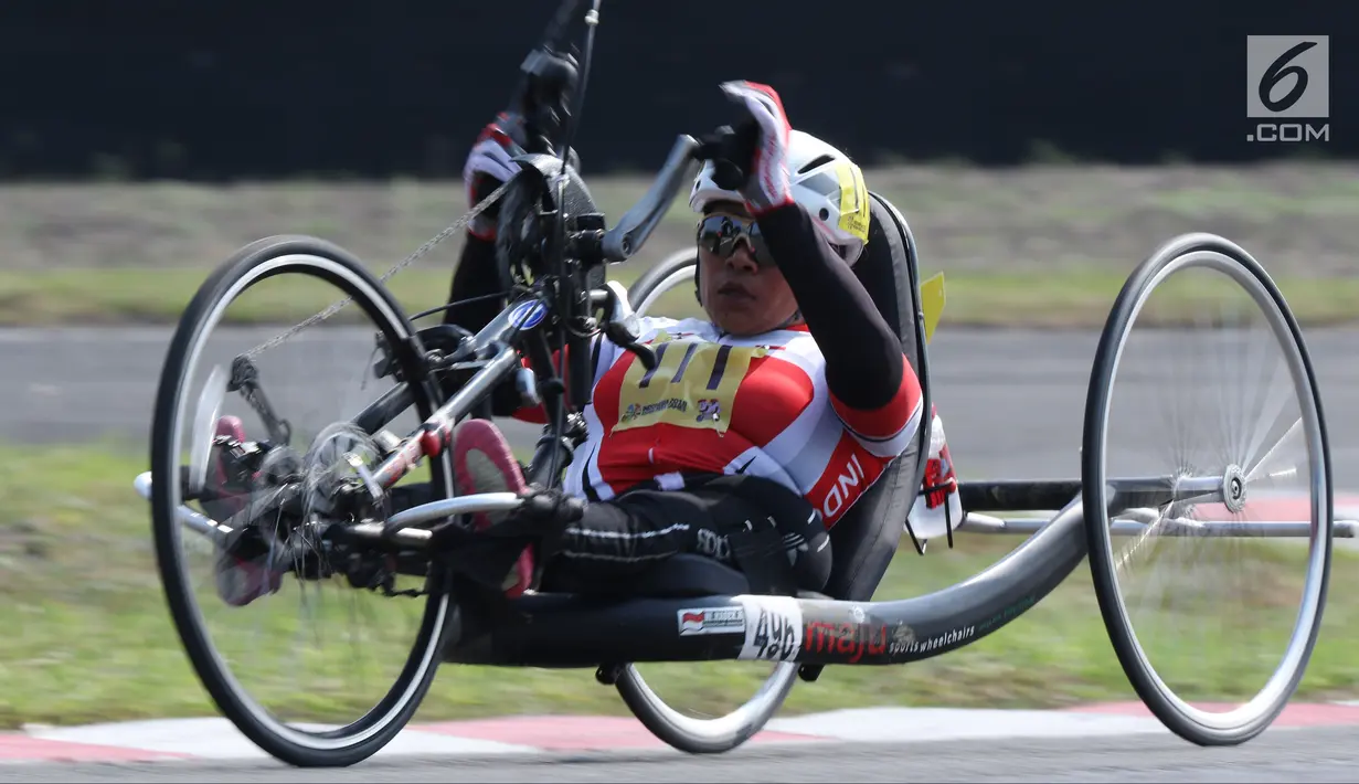 Atlet ParaCycling, Ni Kadek Karyadewi saat laga di nomor Womens H2-4 Individual Time Trial Road Race Asian Para Games 2018 di Sirkuit Sentul, Bogor, Senin (8/10). Ni Kadek Karyadewi berhasil merebut medali perunggu. (Liputan6.com/Helmi Fithriansyah)