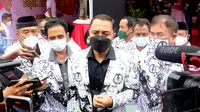 Wali Kota Surabaya Eri Cahyadi saat meresmikan gedung baru PGRI Surabaya. (Dian Kurniawan/Liputan6.com)