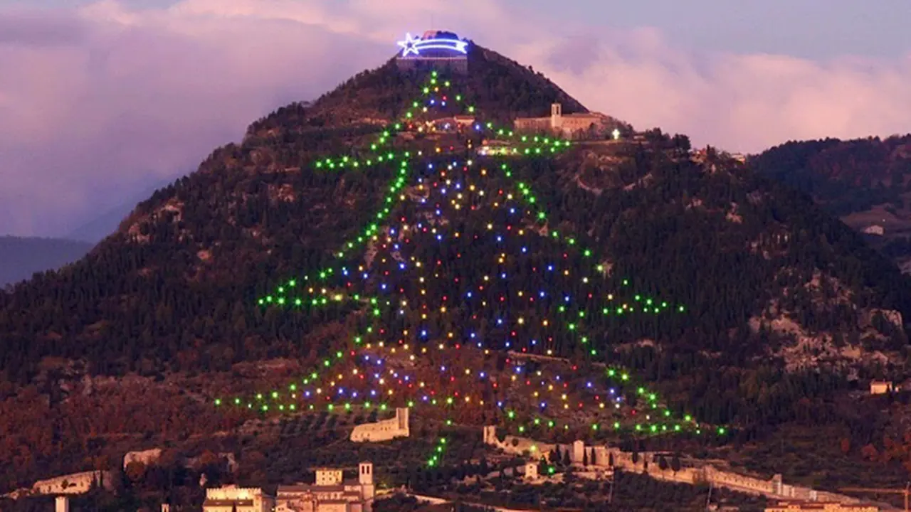 Jelang Natal, 'Pohon' Natal Sebesar Gunung Hadir di Gubbio Italia