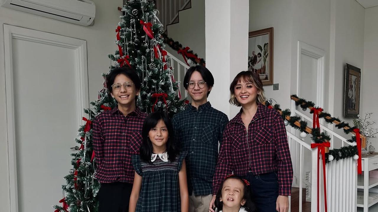 Jadi Single Parent, 7 Potret Joanna Alexandra Sambut Natal Bersama Empat Anak - Tampil Kompak dengan Tartan Outfit