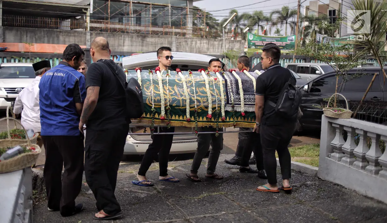 Jenazah ayah Olla Ramlan, Muhammad Ramlan dibawa kerabat dan keluarga untuk disalatkan di masjid sekitar rumah duka di Jakarta, Selasa (5/6). (Liputan6.com/Faizal Fanani)