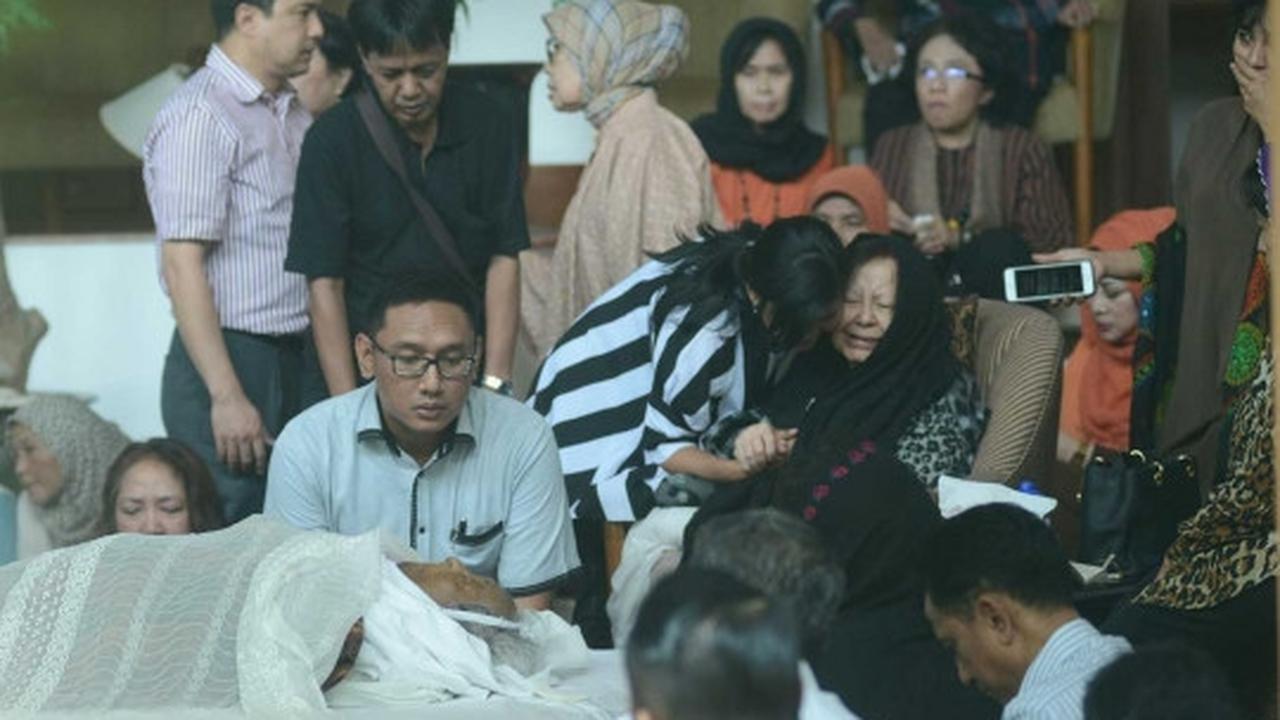 Isak tangis keluarga selimuti persemayaman Adnan Buyung