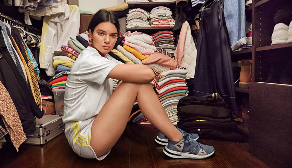 Usai itu terlihat Ben yang bergantian menemani Kendall Jenner untuk berbelanja. (USMagazine)