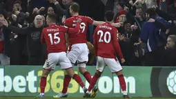 Pemain Nottingham Forest, Chris Wood (tengah) merayakan setelah mencetak gol ke gawang Manchester City selama pertandingan Liga Premier Inggris di Stadion City Ground, Nottingham, Inggris, Sabtu (18/2/2023). Hasil imbang ini membuat Man City turun takhta klasemen Liga Inggris. (AP Photo/Rui Vieira)