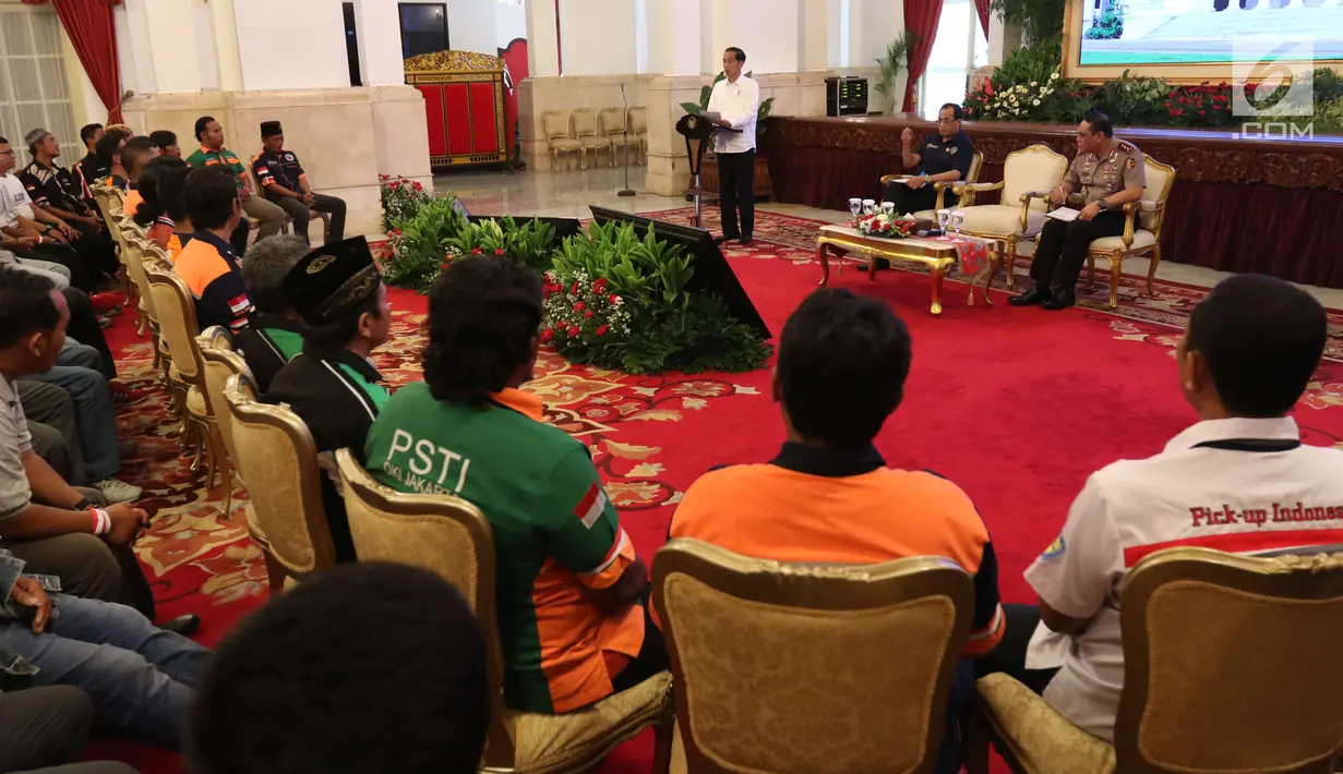 Presiden Joko Widodo (Jokowi) memberikan sambutan saat menerima 70 perwakilan sopir truk se-Indonesia di Istana Negara, Jakarta, Selasa (8/5). Jokowi menerima aduan dari sopir truk terkait premanisme hingga pungli di jalan. (Liputan6.com/Angga Yuniar)