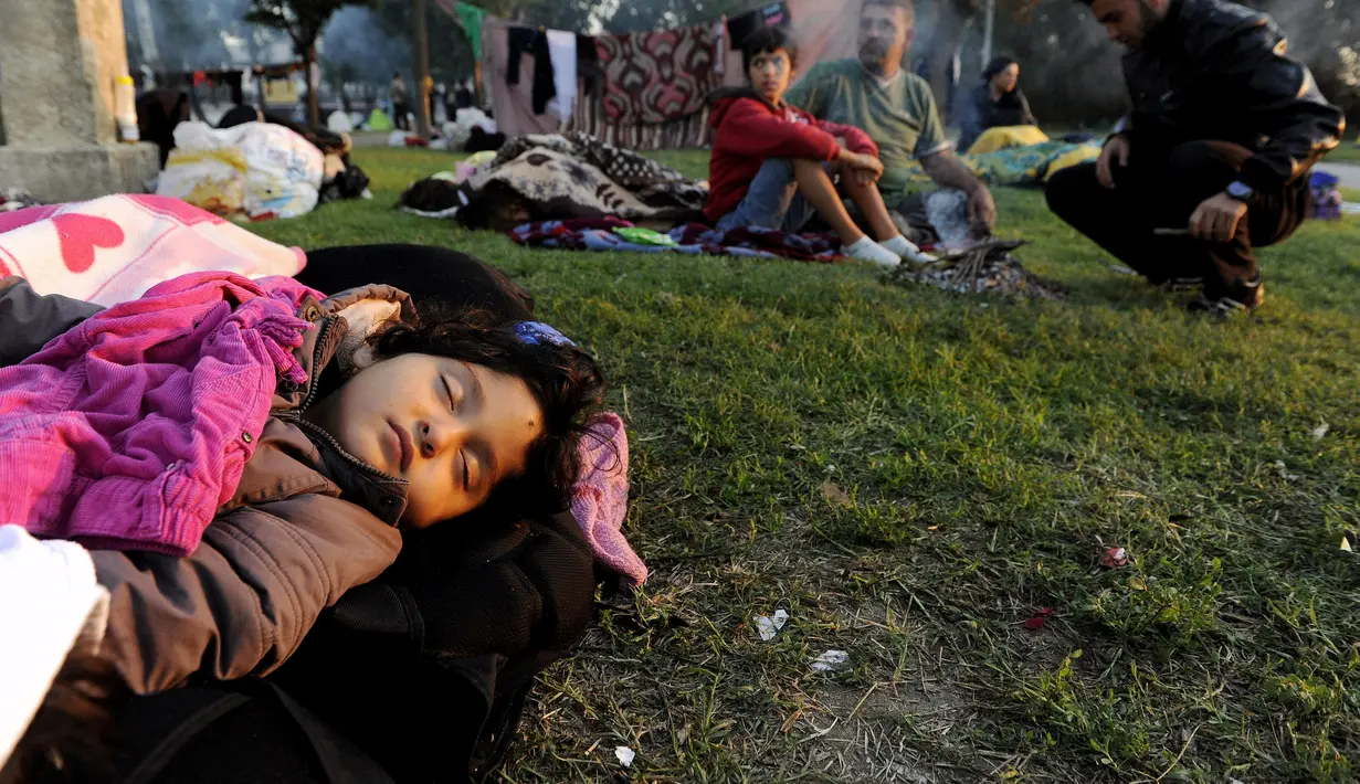 Seorang anak imigran tidur di daerah sekitar Edirne, Turki (21/9/2015). (REUTERS / Alexandros Avramidis)