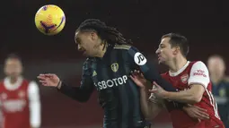 Gelandang Leeds United, Helder Costa (kiri) menguasai bola dibayangi bek Arsenal, Cedric Soares dalam laga lanjutan Liga Inggris 2020/21 pekan ke-24 di Emirates Stadium, London, Minggu (14/2/2021). Leeds United kalah 2-4 dari Arsenal. (AP/Adam Davy/Pool)