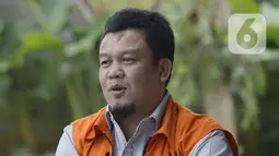 Mantan anggota DPRD Bandung periode 2009-2014, Tomtom Dabbul Qomar berjalan akan menjalani pemeriksaan lanjutan di Gedung KPK, Jakarta, Selasa (3/3/2020). Tomtom diperiksa terkait dugaan korupsi  pengadaan tanah untuk RTH di lingkungan Pemkot Bandung Tahun 2012-2013. (merdeka.com/Dwi Narwoko)