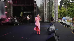 Kehadirannya di atas panggung seolah menjadi penyejuk di tengah rintik hujan yang membasahi area festival. Tampak dalam foto, penyanyi Christie saat tampil dalam gelaran KapanLagi Buka Bareng (KLBB) Festival 2026 hari pertama di Stadion Madya, Kompleks Gelora Bung Karno, Senayan, Jakarta, Sabtu 28 Februari 2026. (Fimela.com/Adrian)