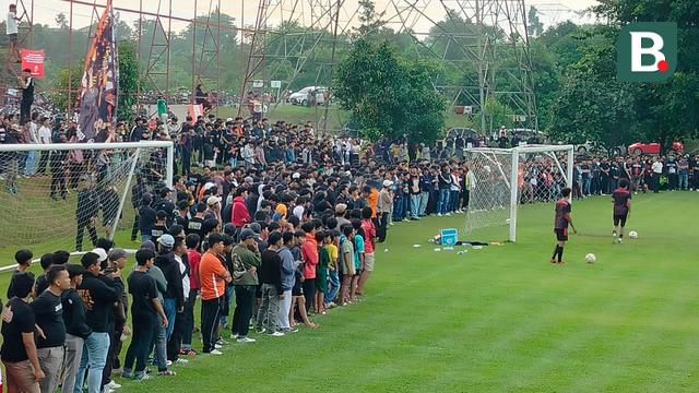 Foto: The Jakmania Geruduk Latihan Persija, Taklukkan Persib Harga Mati