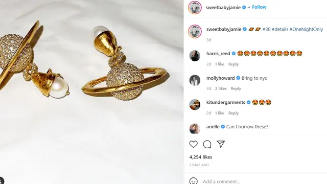 Anting berbentuk Saturnus yang dipakai Adele