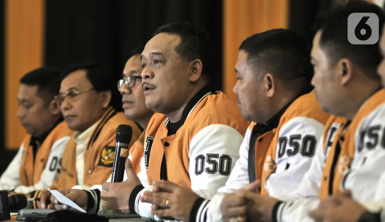 Ketua Panitia Pelaksana Pengukuhan Pengurus DPP Partai Hanura Benny Rhamdani (tengah) didampingi anggota pengurus saat menggelar konferensi pers di Jakarta, Kamis (23/1/2020). Partai Hanura akan menggelar Pengukuhan Pengurus DPP 2019-2024 pada Jumat (24/1/2020). (merdeka.com/Iqbal S. Nugroho)