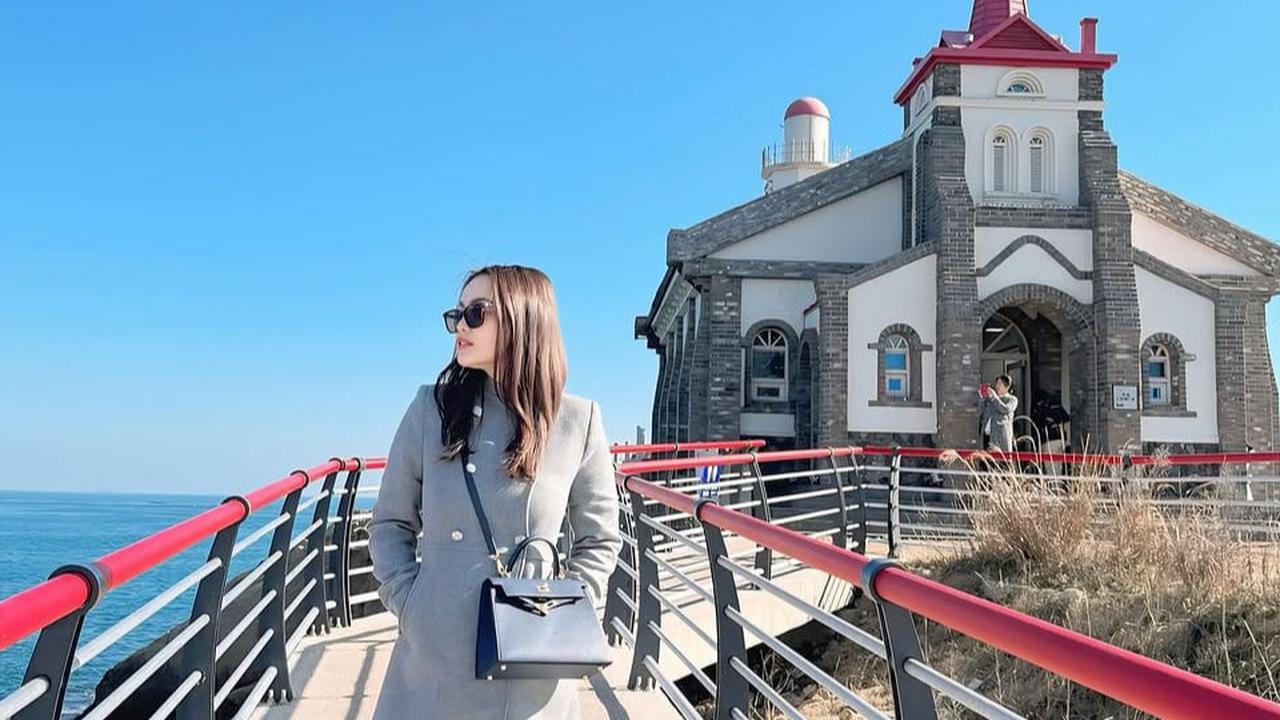 6 Potret Jennifer Dunn Nikmati Momen Liburan di Korea Selatan, OOTD Kece Bareng Keluarga