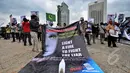 Sebuah spanduk besar yang berisi tuntutan kepada Pemerintah Armenia untuk menghentikan pencaplokan wilayah Azerbaijan, Bundaran HI, Jakarta, Senin (23/2/2015). (Liputan6.com/Faizal Fanani)