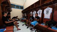 Para pemain Arema FC takjub dengan fasilitas ruang ganti Stadion Kanjuruhan, Malang, yang terlihat mewah dibanding sebelumnya. (Bola.com/Iwan Setiawan)