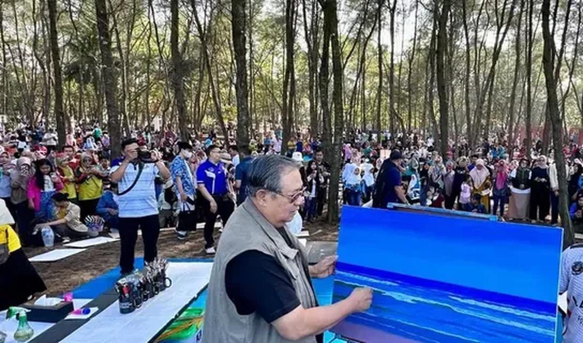 Lukisan Presiden Keenam RI Susilo Bambang Yudhoyono (SBY) dilelang dalam acara Merajut Persatuan di Taman Ismail Marzuki, Jakarta, Kamis (24/8).&nbsp;