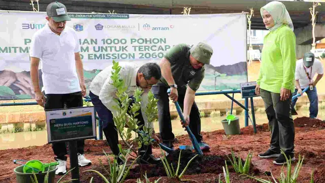 Penjabat (Pj) Gubernur DKI Jakarta Heru Budi Hartono bersama PT Aneka Tambang (Persero) Tbk (Antam) menanam 1.000 pohon di kolong tol Becakayu, Jakarta Timur
