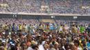 Umat memadati Stadion Martir di Kinshasa, Republik Demokratik Kongo untuk pertemuan antara Paus Fransiskus dan kaum muda, Kamis (2/2/2023). Paus Fransiskus mengutuk segala bentuk eksploitasi yang mengerikan, tidak layak bagi kemanusiaan di Kongo, di mana kekayaan mineral yang melimpah memicu perang, pengungsian, dan kelaparan. (AP Photo/Gregorio Borgia)